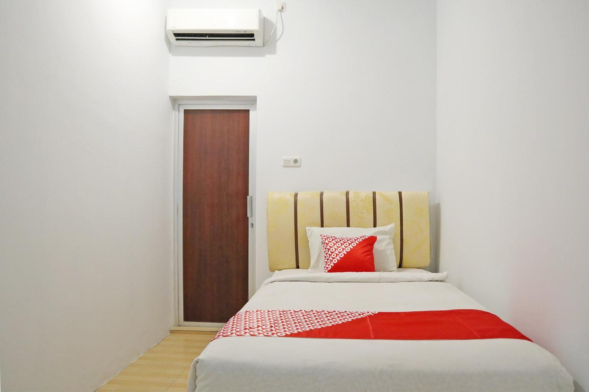 Oyo 1673 M Authentic Kost Man Hotell Padang  Exteriör bild